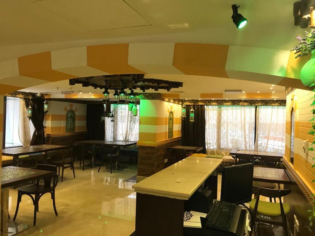 Trianon Royal Hotel Abu Dhabi Ngoại thất bức ảnh