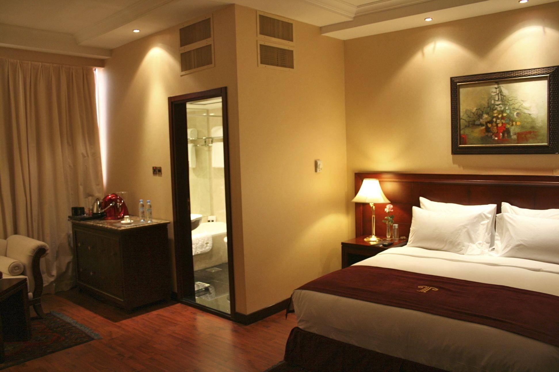 Trianon Royal Hotel Abu Dhabi Ngoại thất bức ảnh