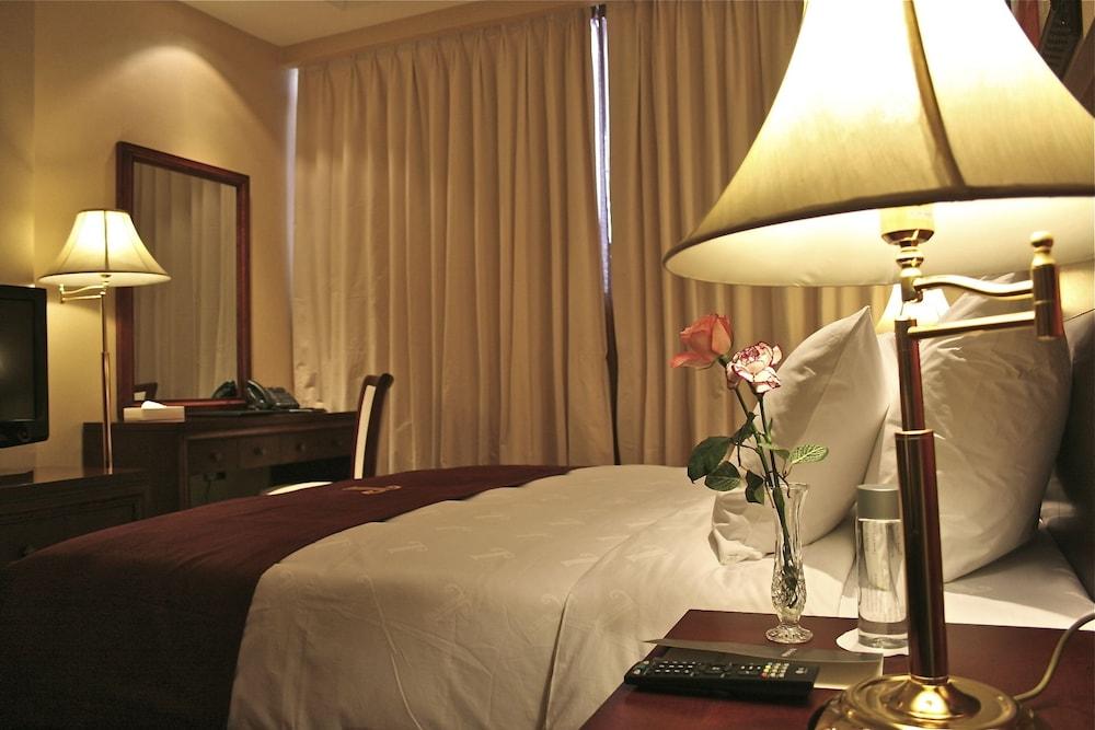 Trianon Royal Hotel Abu Dhabi Ngoại thất bức ảnh
