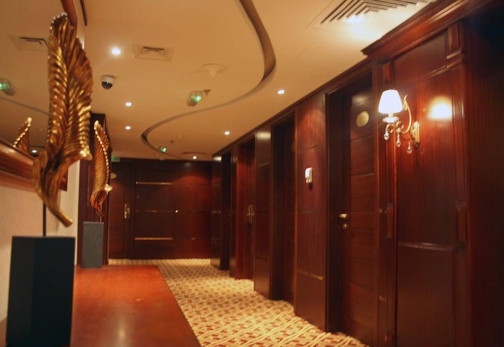 Trianon Royal Hotel Abu Dhabi Ngoại thất bức ảnh